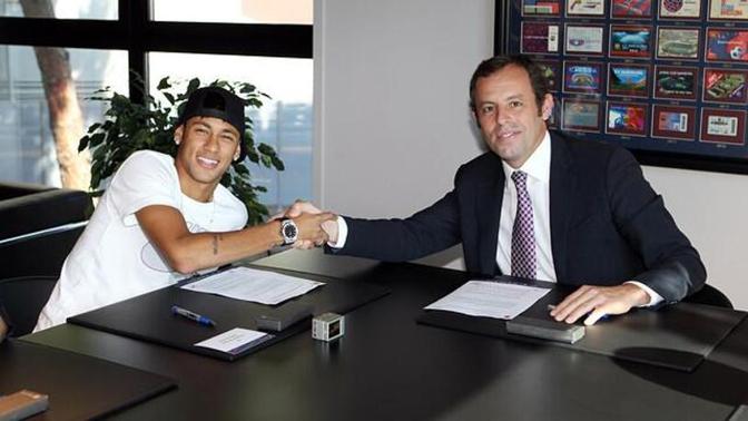 Il momento della firma: Neymar con il presidente del Barcellona Sandro Rosell